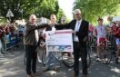 Internationale Juniorendriedaagse schenkt Hospice 500 euro.